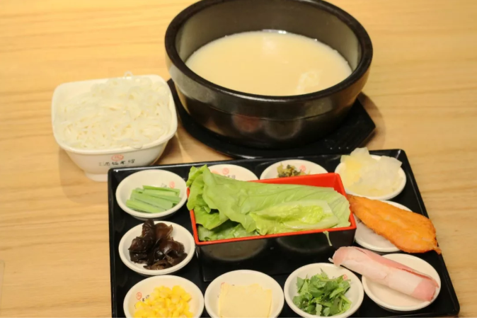 夏天，還是這鍋酸甜的熱米線最爽口